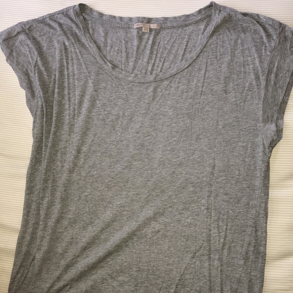 gray basic shirt with cap sleeve